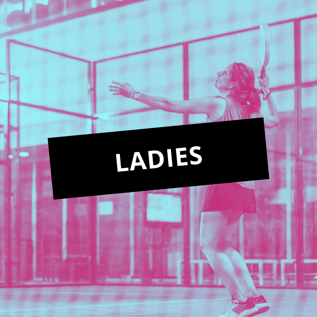 Une joueuse de padel en action sur le court, énergie et convivialité à Toulouse