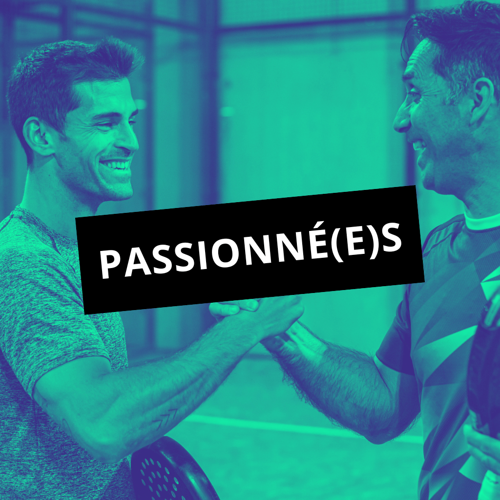 Un match de padel en double masculin, deux équipes s’affrontent sur le court à Toulouse